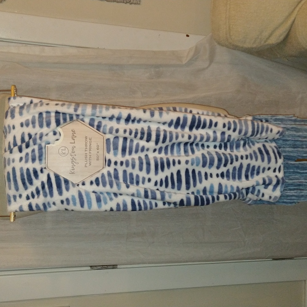 Kingston Lane plush throw w/ fringe nwt